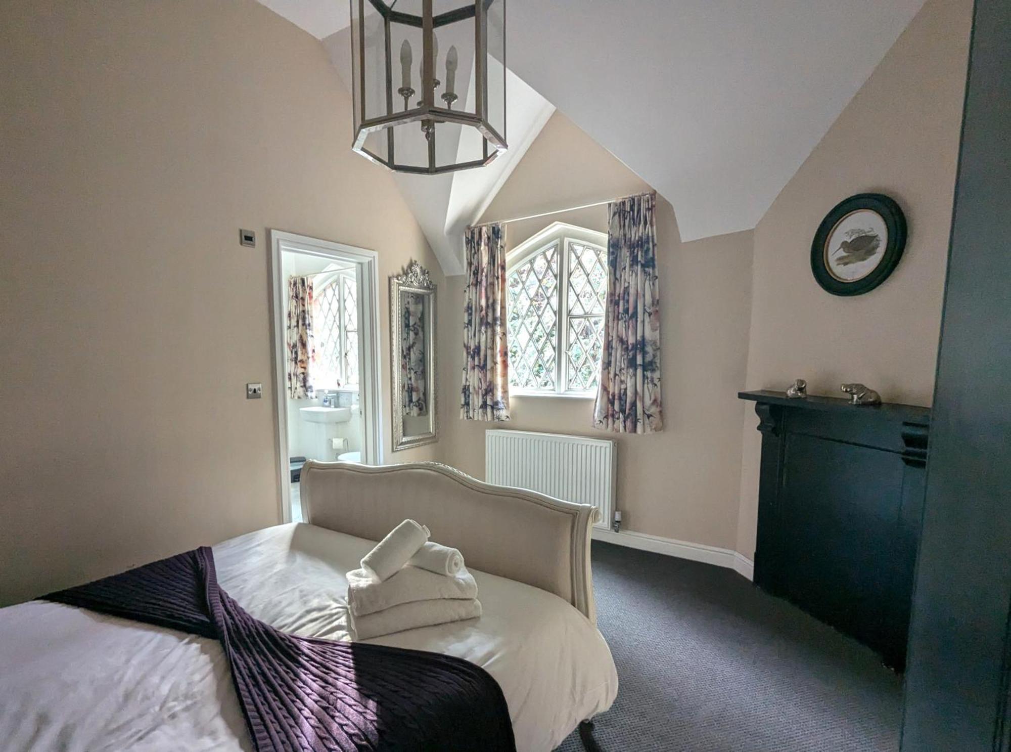 The Coach House Apartment At Cefn Tilla Court, Аск Экстерьер фото