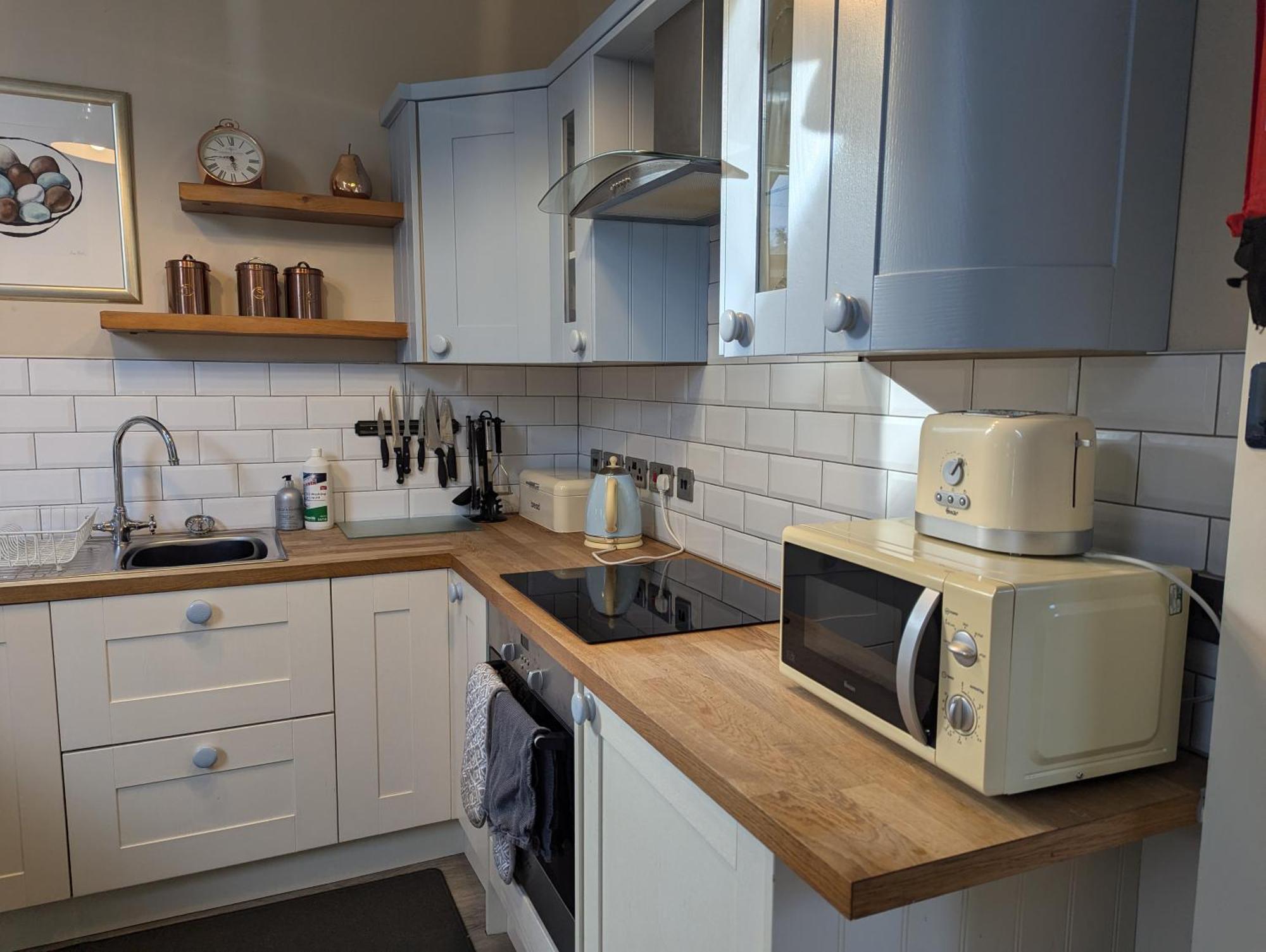 The Coach House Apartment At Cefn Tilla Court, Аск Экстерьер фото